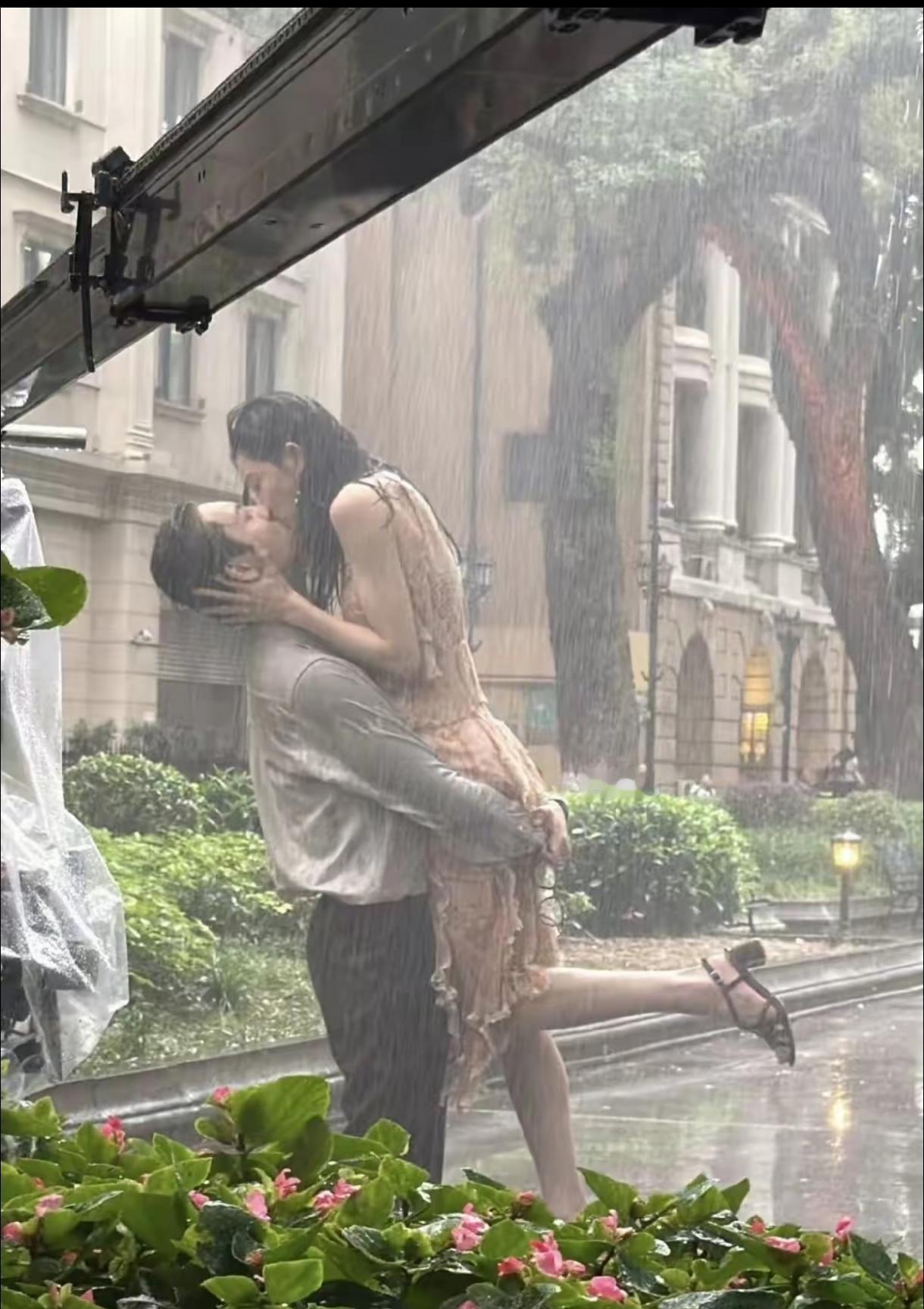 钟楚曦陈伟霆拍雨戏，也许是人工雨，但湿身是肯定的，旁边工作人员都罩着雨衣，所谓热