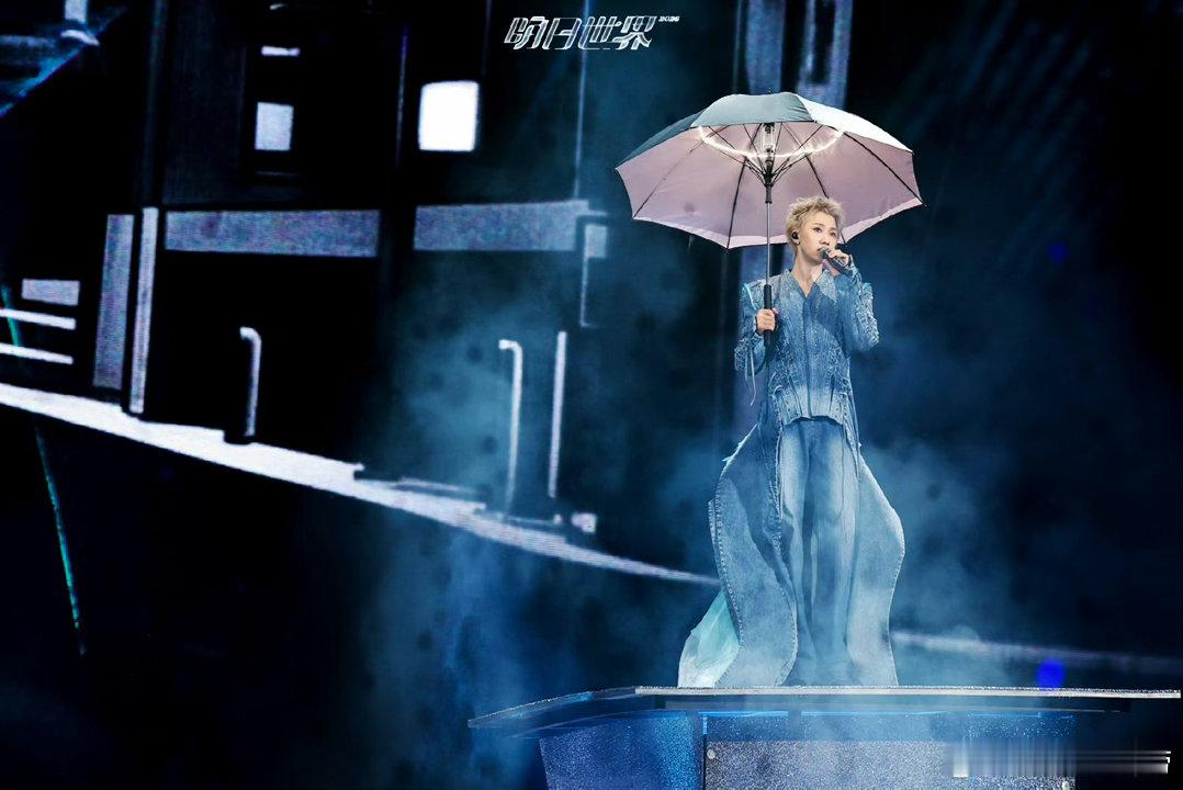 汪苏泷演唱会好宏大的开场 机甲装置的关节运动不是机械的，是弦乐器的振动频率。工程
