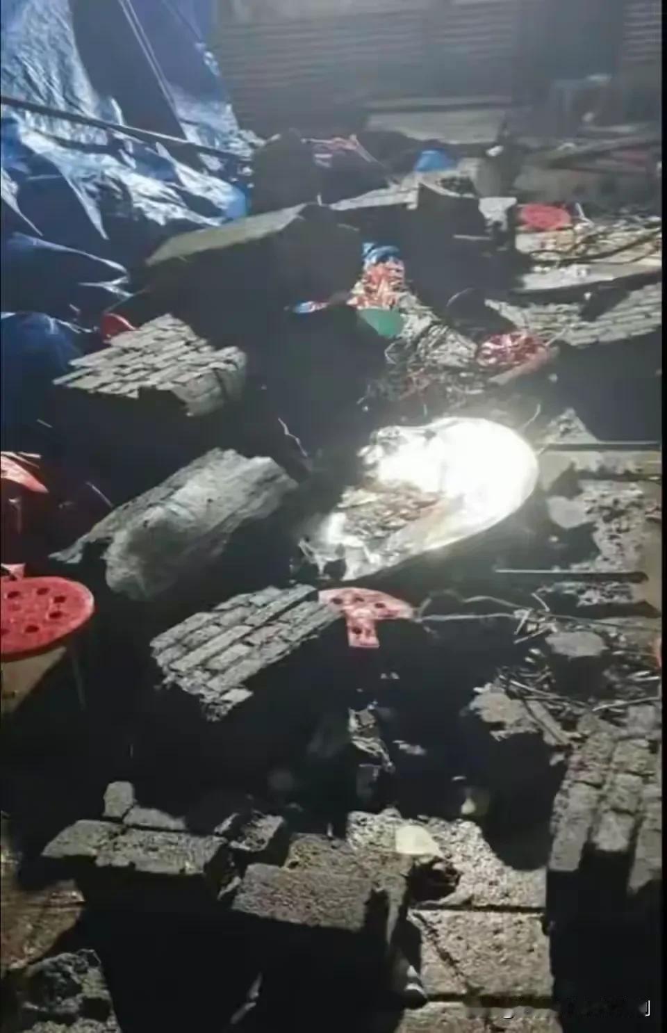 云南邵通，一25岁女大学生独自去亲戚家参加丧事。谁知在吃饭时，长10米高3米的围