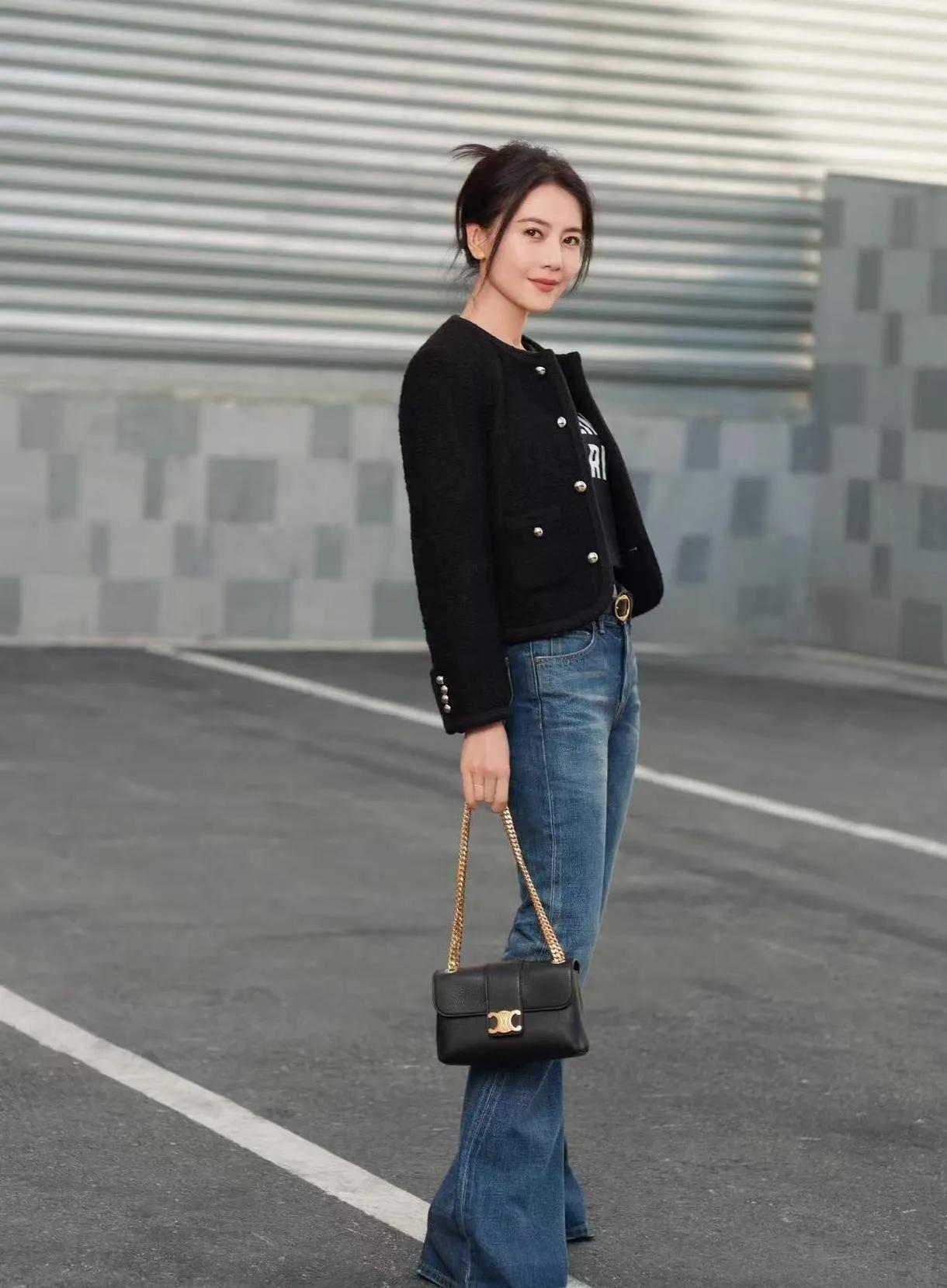 ✨ 高圆圆最新街拍，简约高级感拉满！
 
黑色粗花呢外套配复古牛仔裤，随性马尾+