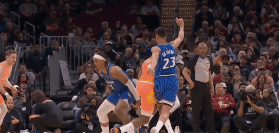 骑士复仇了魔术，四连胜。米球赛季第六场40+，哈登来后第一次。哈登今天给斯特鲁斯