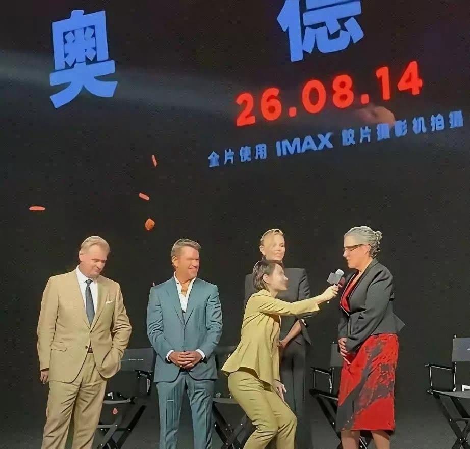 主持人这样一个重要的角色和岗位，对外国人卑躬屈膝，降低国格尊严。如果没有得到处理