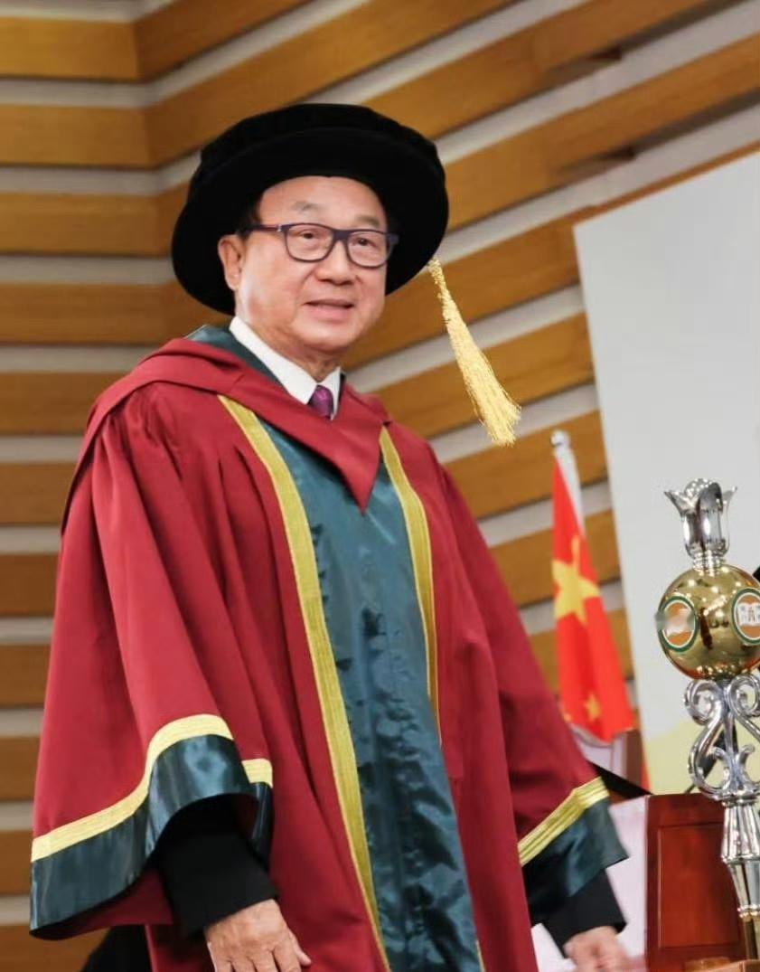 恭喜Hello文🎉
现年82岁的许冠文今日出席香港恒生大学第五届荣誉博士学位颁