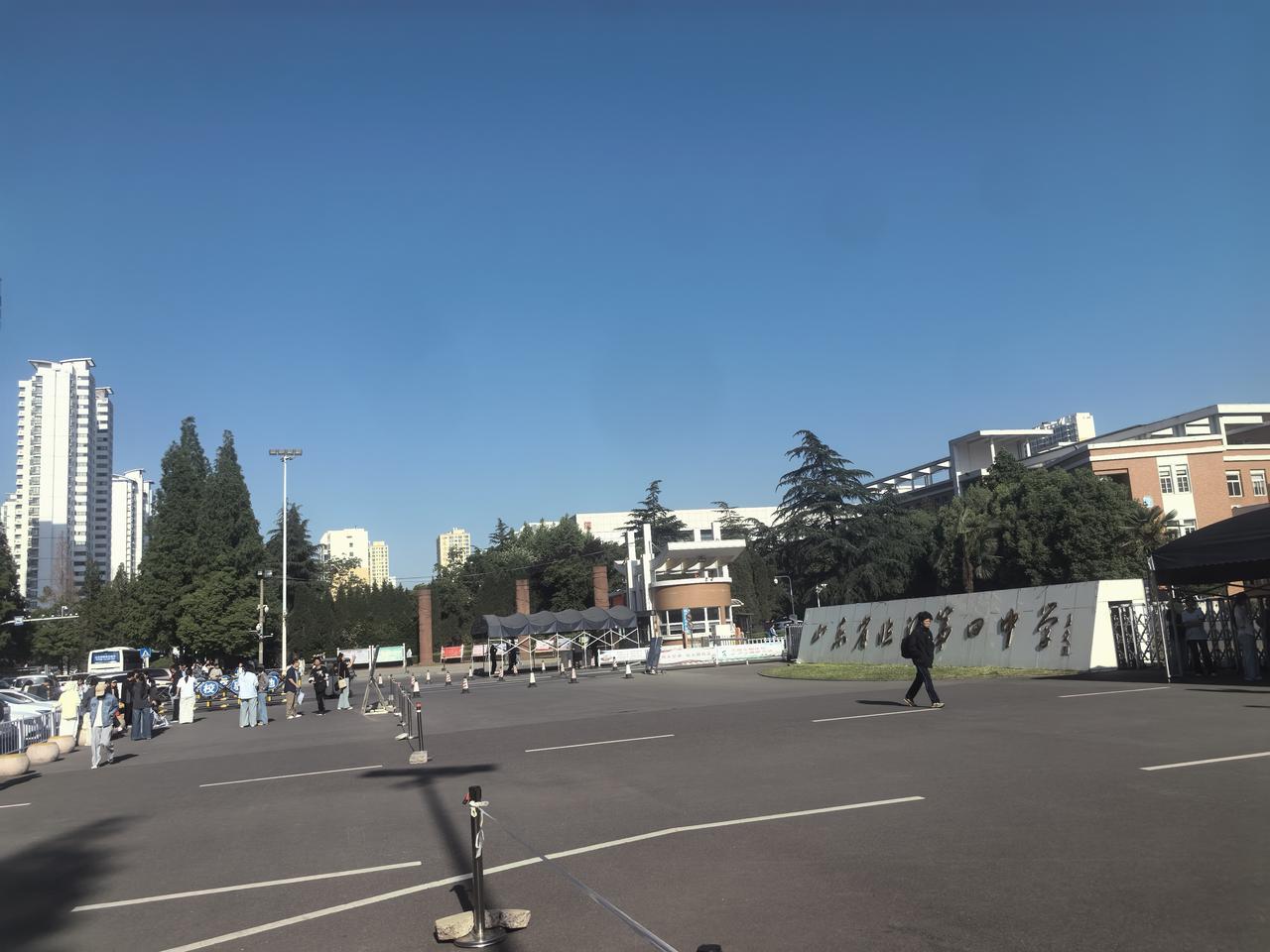 春季高考第一天
临沂四中校门前