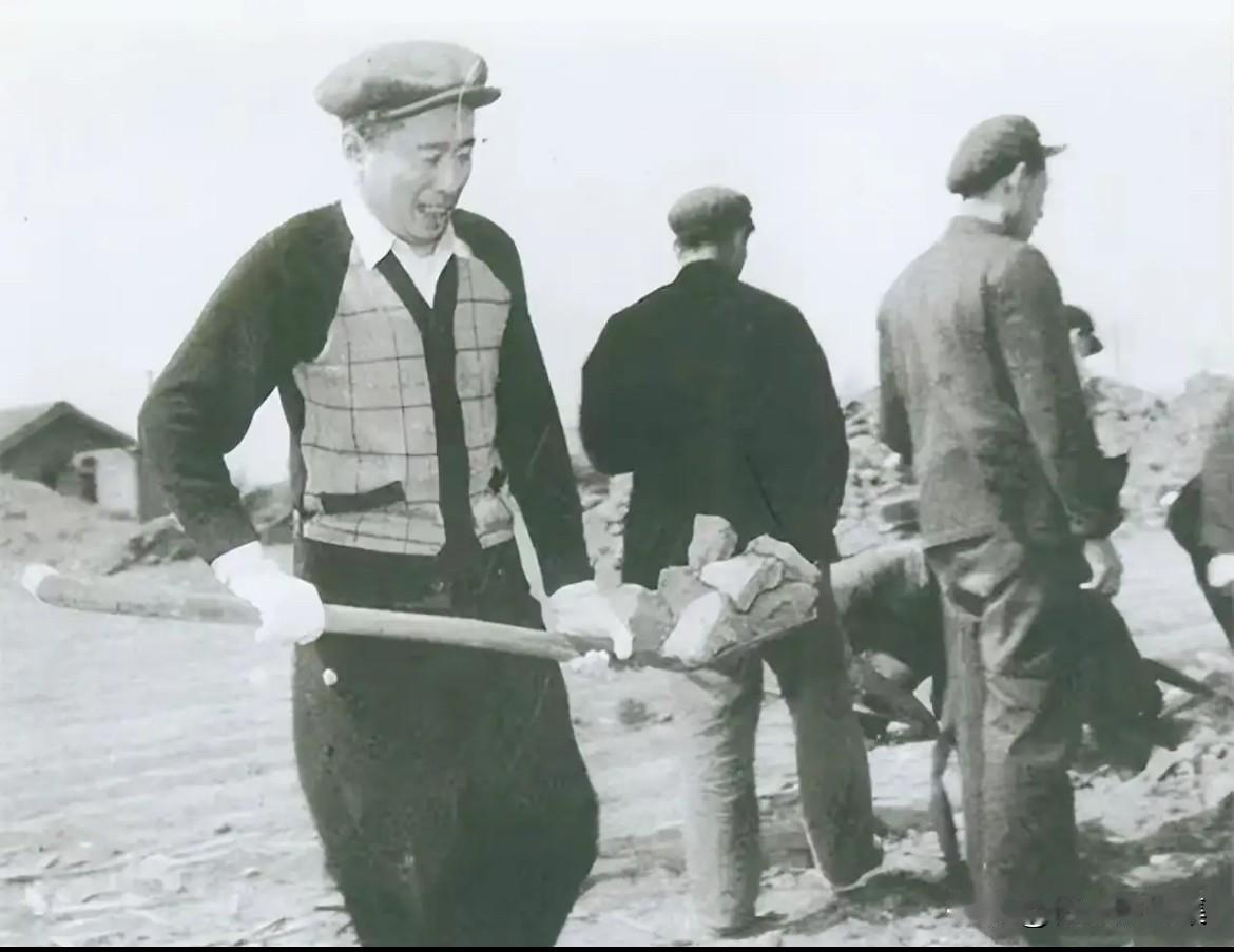 1961年3月，宋任穷同志在沈阳北陵公社柳条湖大队参加春耕劳动的照片。宋任穷在东