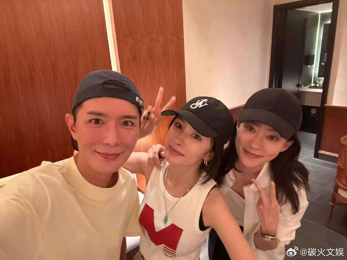 杨幂张小斐刘冲合照刘冲发与杨幂张小斐聚会照片刘冲发与杨幂张小斐聚会照片，好好好，