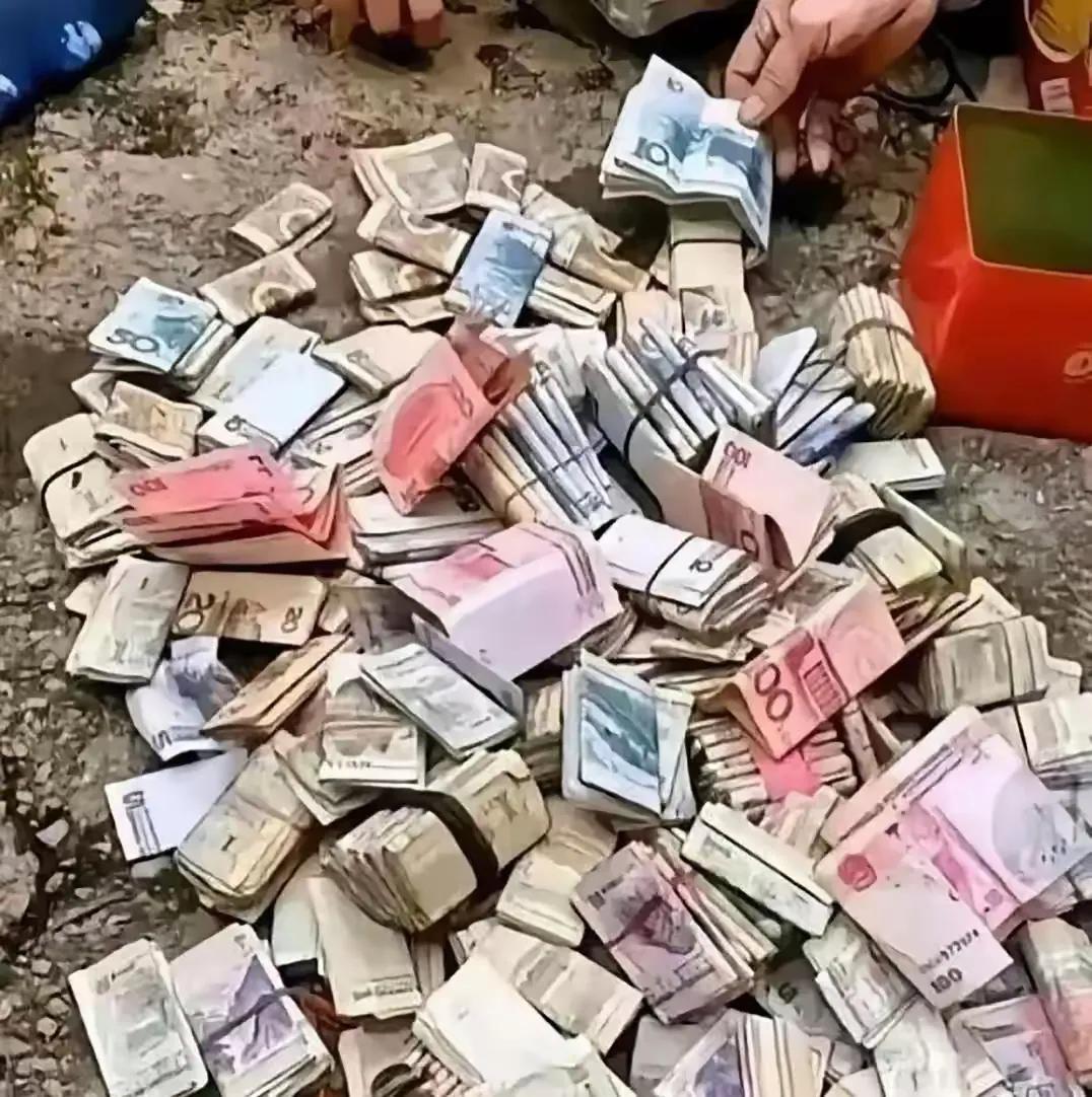 今天出去收废品，拉回来一个老旧木箱子，随手打开瞅了一眼，当场就呆住了。夹层里面放