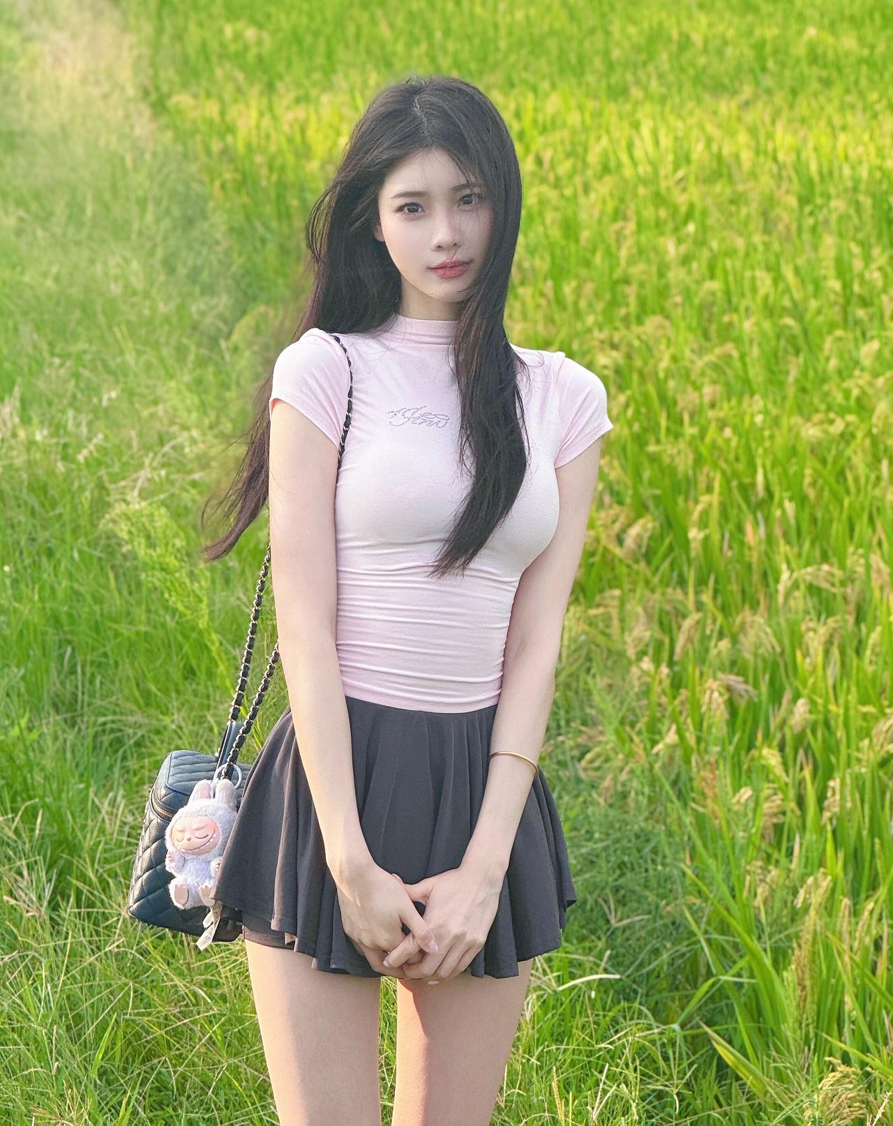 稻田的风卷着青绿的浪，
粉衫黑裙揉进夏末的温柔。
站在田埂的光影里，
闭眼接住晚