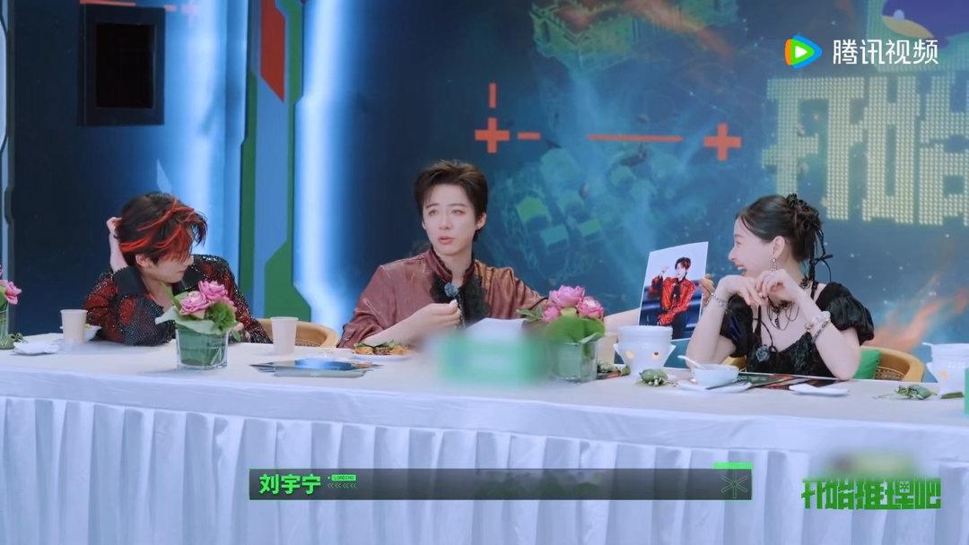 刘宇宁盘串被误认为在比心周柯宇盘串的手势大伙全都看成比心，笑死我了。原来是刘宇宁