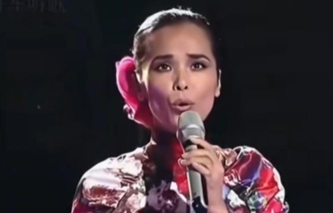 韦唯深情演唱《女人花》，台下很多女人哭了，并不是因为唱得多好听，而是因为哭的人哭