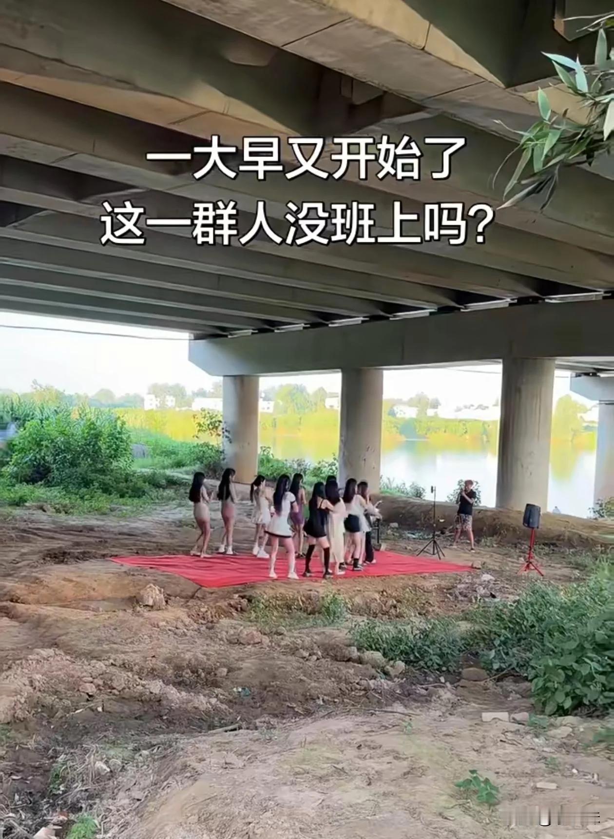 一大早路过桥下，被眼前这一幕吸引住了。
一群年轻人早早就在这里拍视频，自由自在。