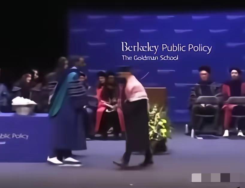美国加州大学伯克利分校毕业典礼，一名学生拿着巴勒斯坦旗帜上台，被拒绝颁发毕业证。