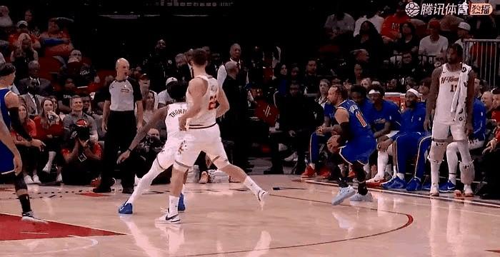 真的，看到阿门那个盖帽，我鸡皮疙瘩都起来了。
他就那么原地、斜着身子飞起来，像一