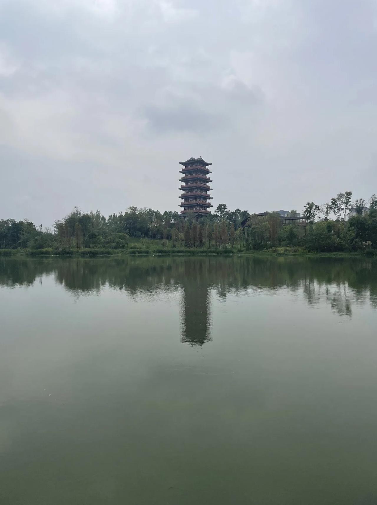 望栖凤楼
       ——南木子
遥望涪江栖凤楼，
倒影水中看鱼游。
虽无阳光
