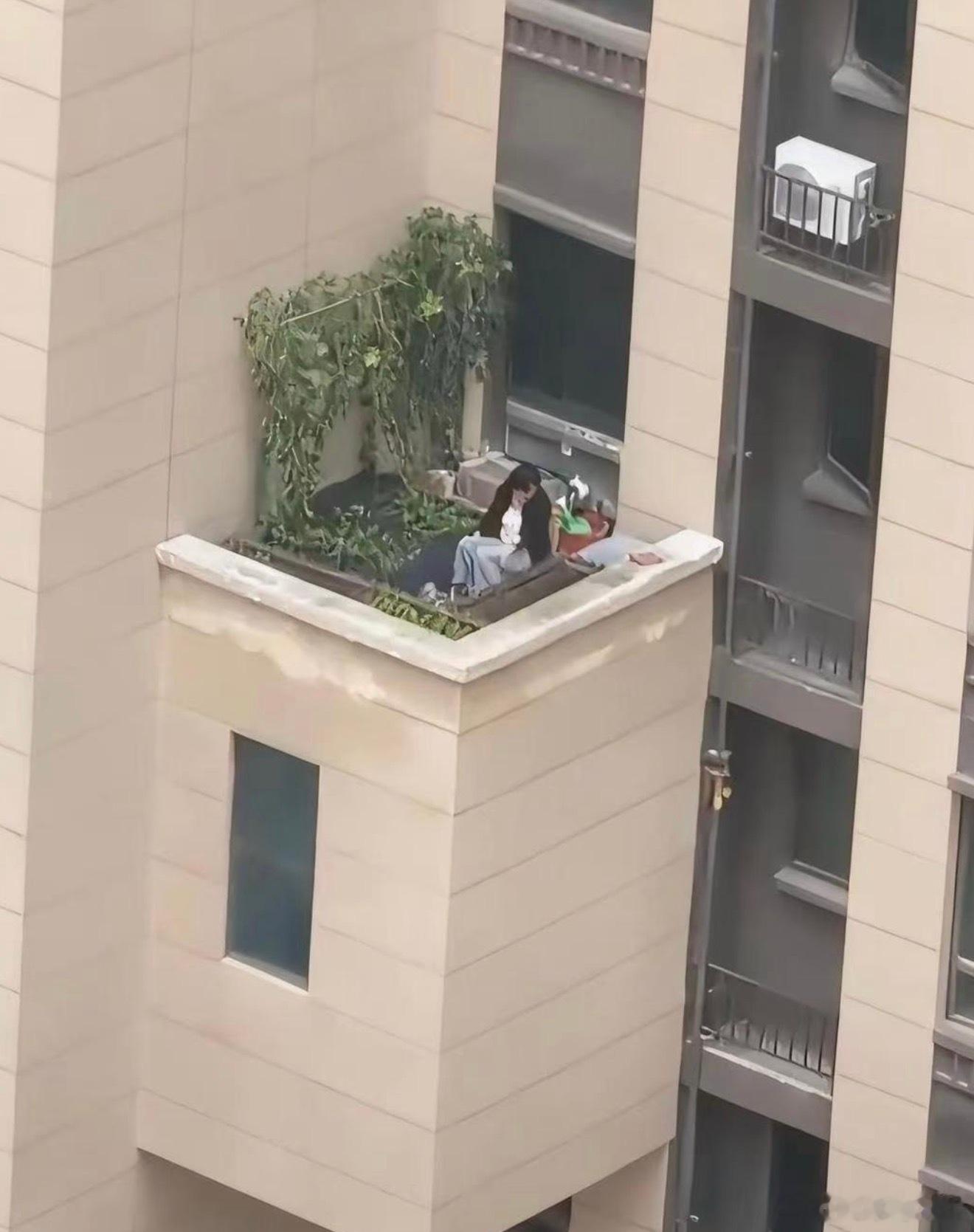 这没有围栏不怕掉下去吗？ 