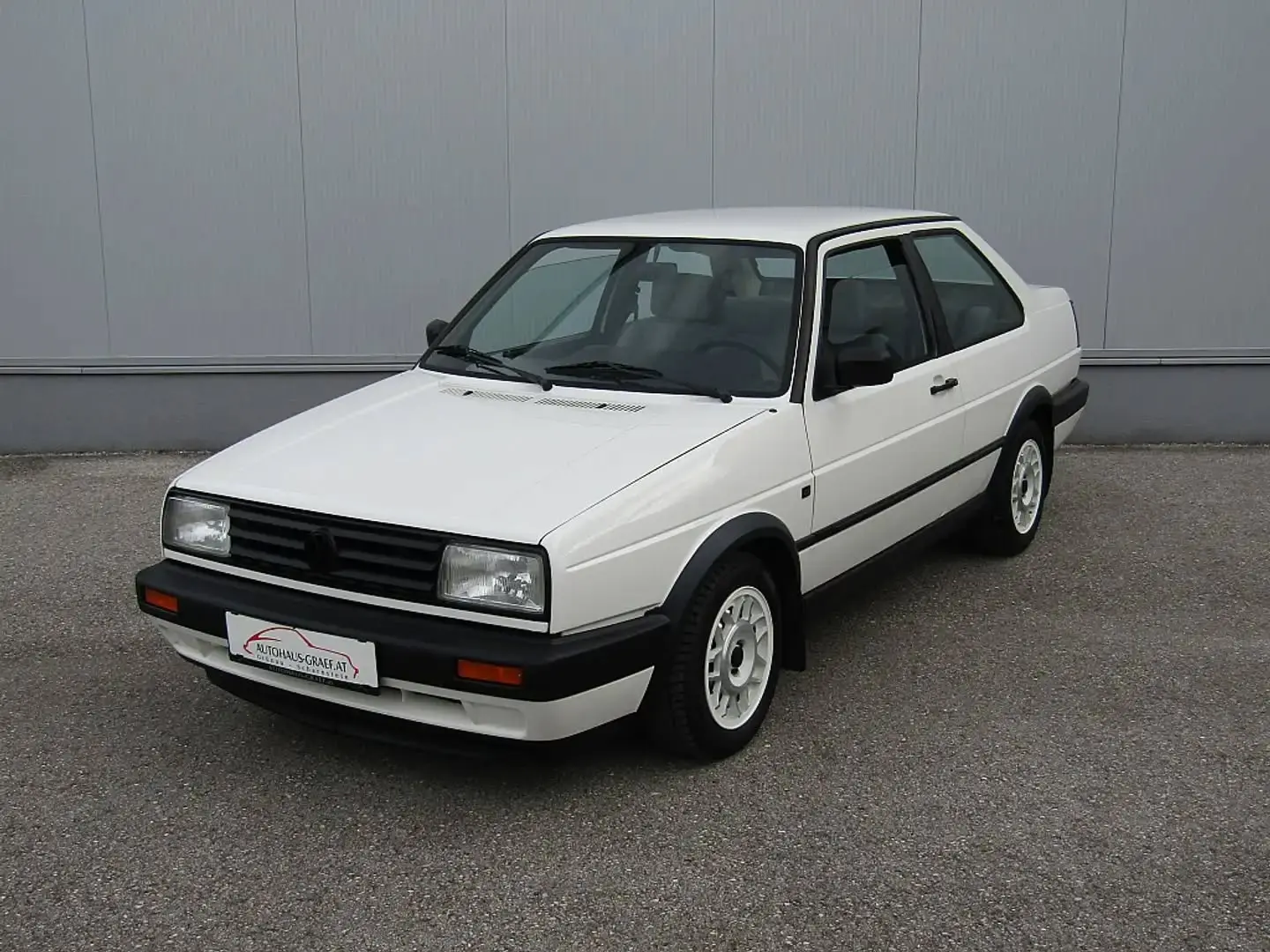 白色的双门捷达。1990 Volkswagen Jetta II Co...