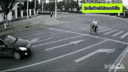 螳螂捕蝉，黄雀在后！大妈这次失算了！大妈摔得很果断！轿车司机掉头很果断！黑衣小伙