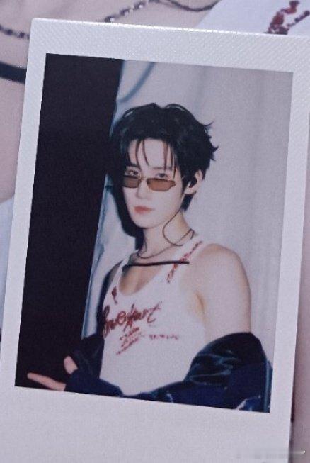 张真源露肩拍立得张真源贵卡 张真源这张小卡好魅惑啊！小露香肩看的人嘴角上扬～怪不