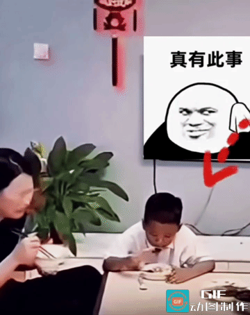 一脚被姐姐踹飞后，他没哭没闹，自己就慢慢的小心翼翼的坐在凳子上，开始吃饭了。
此