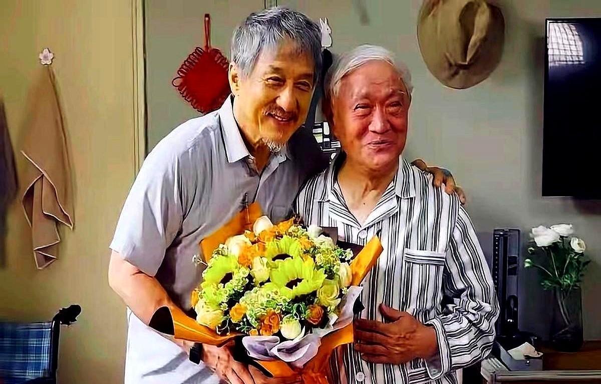 别信那张合影里成龙的老态龙钟。
那是他为新电影《功夫梦》做的造型。71岁，他刚用