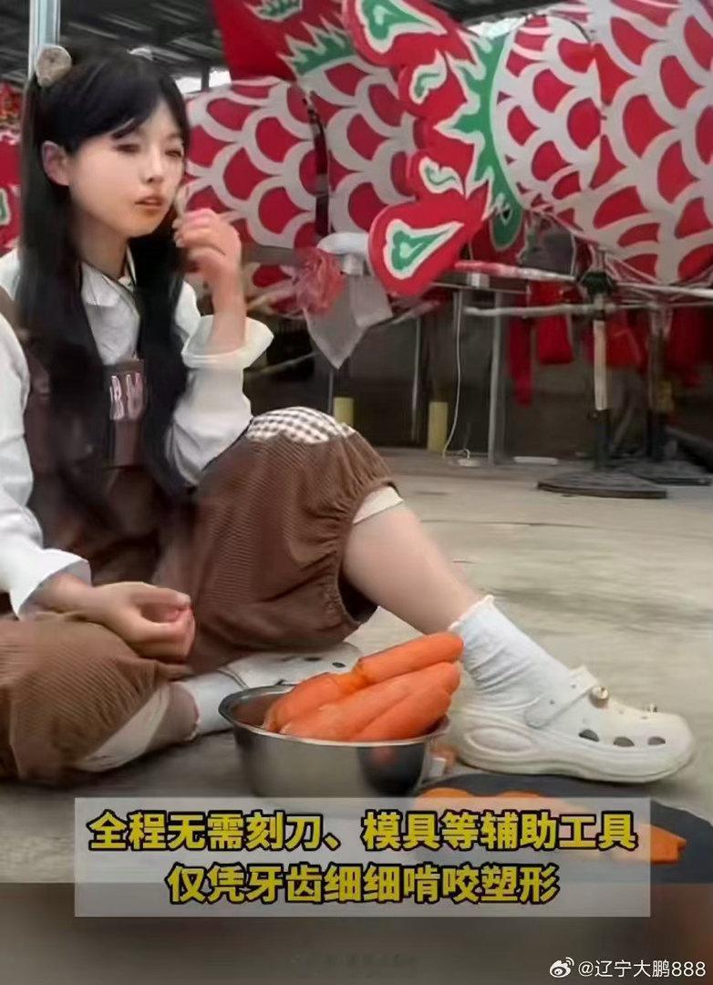恩施00后女孩用胡萝卜啃出巨型锦鲤锦鲤的鳞片纹样，灵感来源于土家族传统织锦“西兰