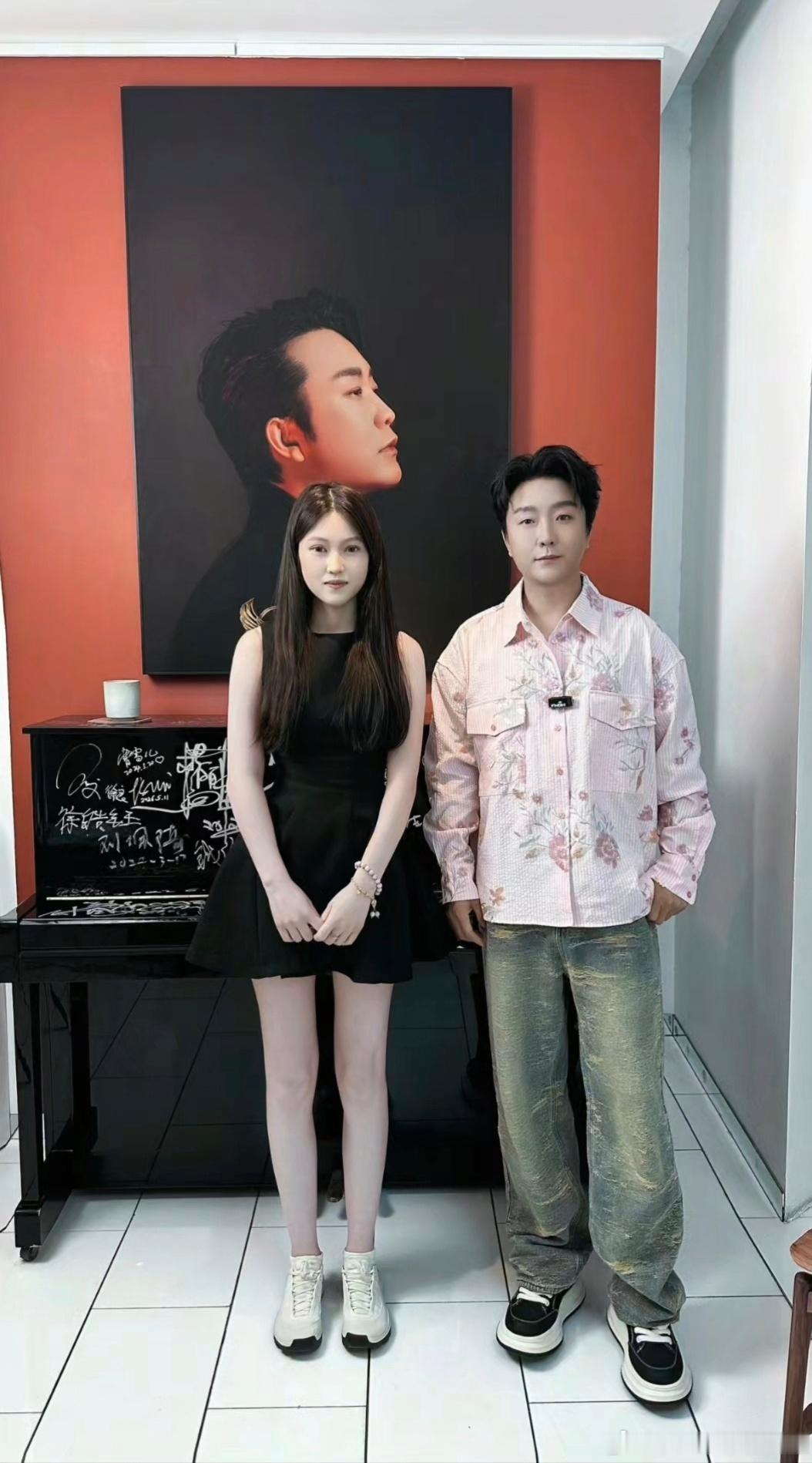 李玉刚🍒李玉刚常州演唱会官宣加场新鲜出镜的李老师这身休闲穿搭直接戳中我！清爽利