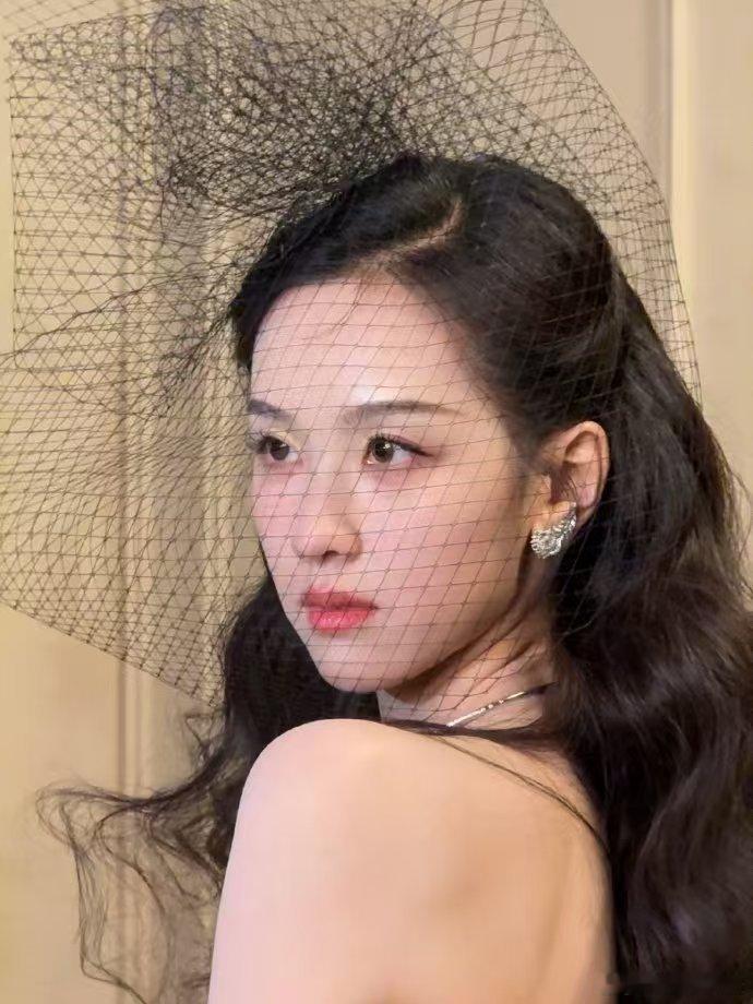 陈都灵童话公主陈都灵这造型，简直绝绝子，真像从童话里走出的公主。精致妆容搭配梦幻