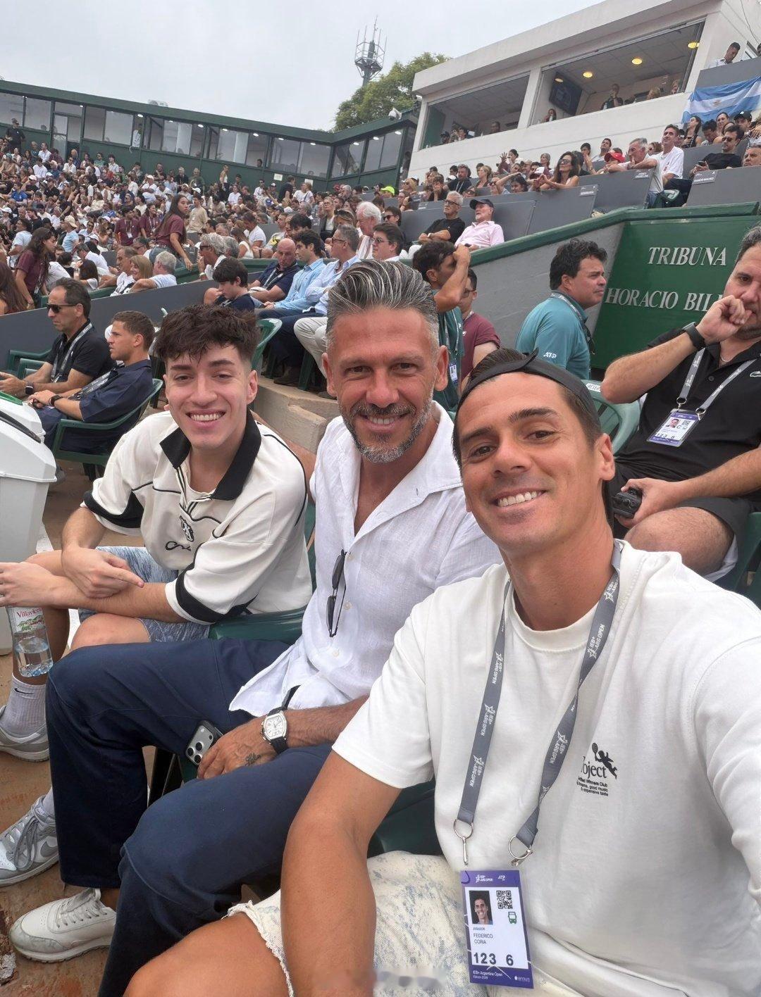 大年初一 真是太棒了！鲍莱蒂、德米凯利斯和拉莫哈拉·科里亚在看台上观看了2026