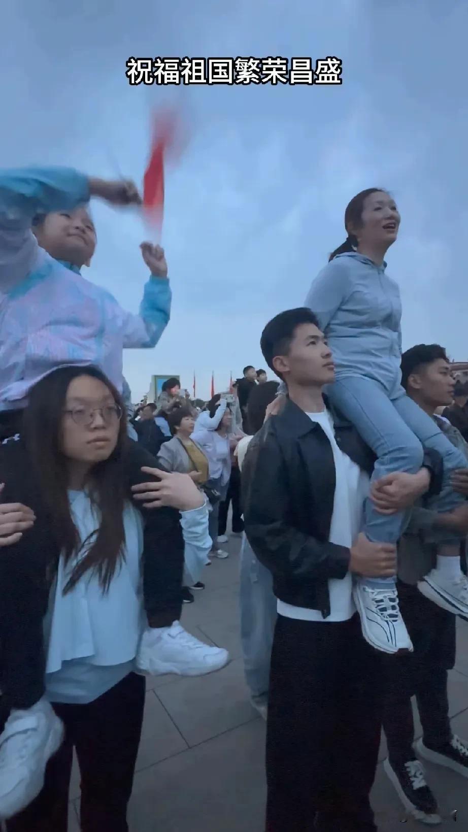 谢浩男还是很听劝，给妈妈直播露个脸吸小流量，让妈妈挣一波，自己就安心地搞自己的科