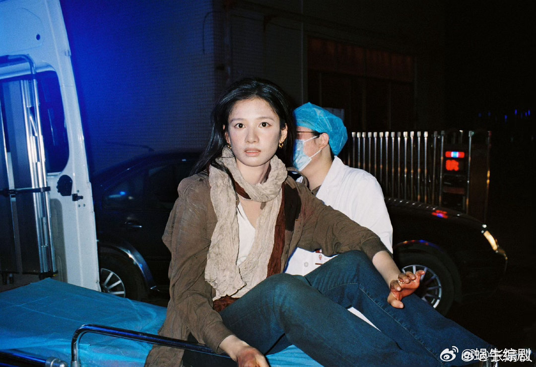 张婧仪谢谢大家陪伴苗靖 《野狗骨头》收官仪式感拉满！用网盘告别真的太戳人了，情感