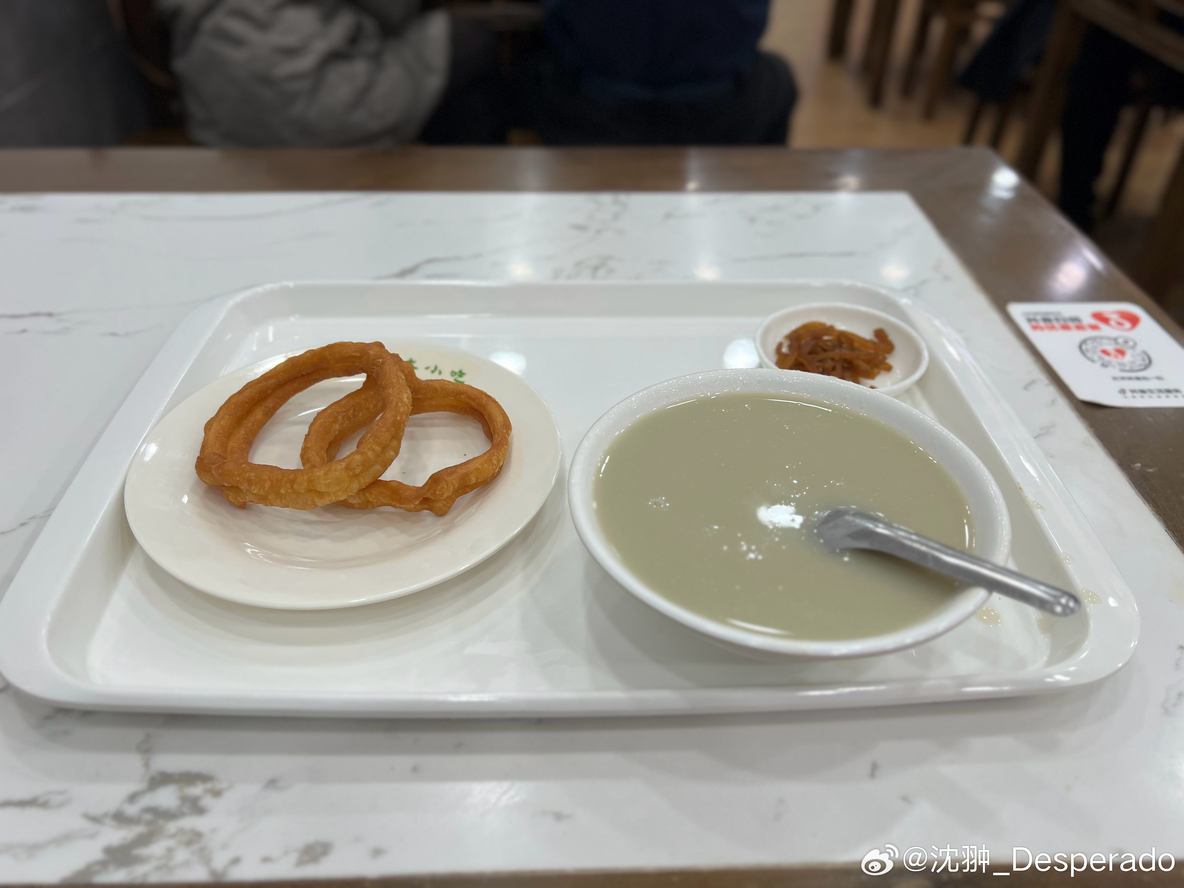 这大冷天儿来碗热豆汁儿，真舒服。 北京·平安里