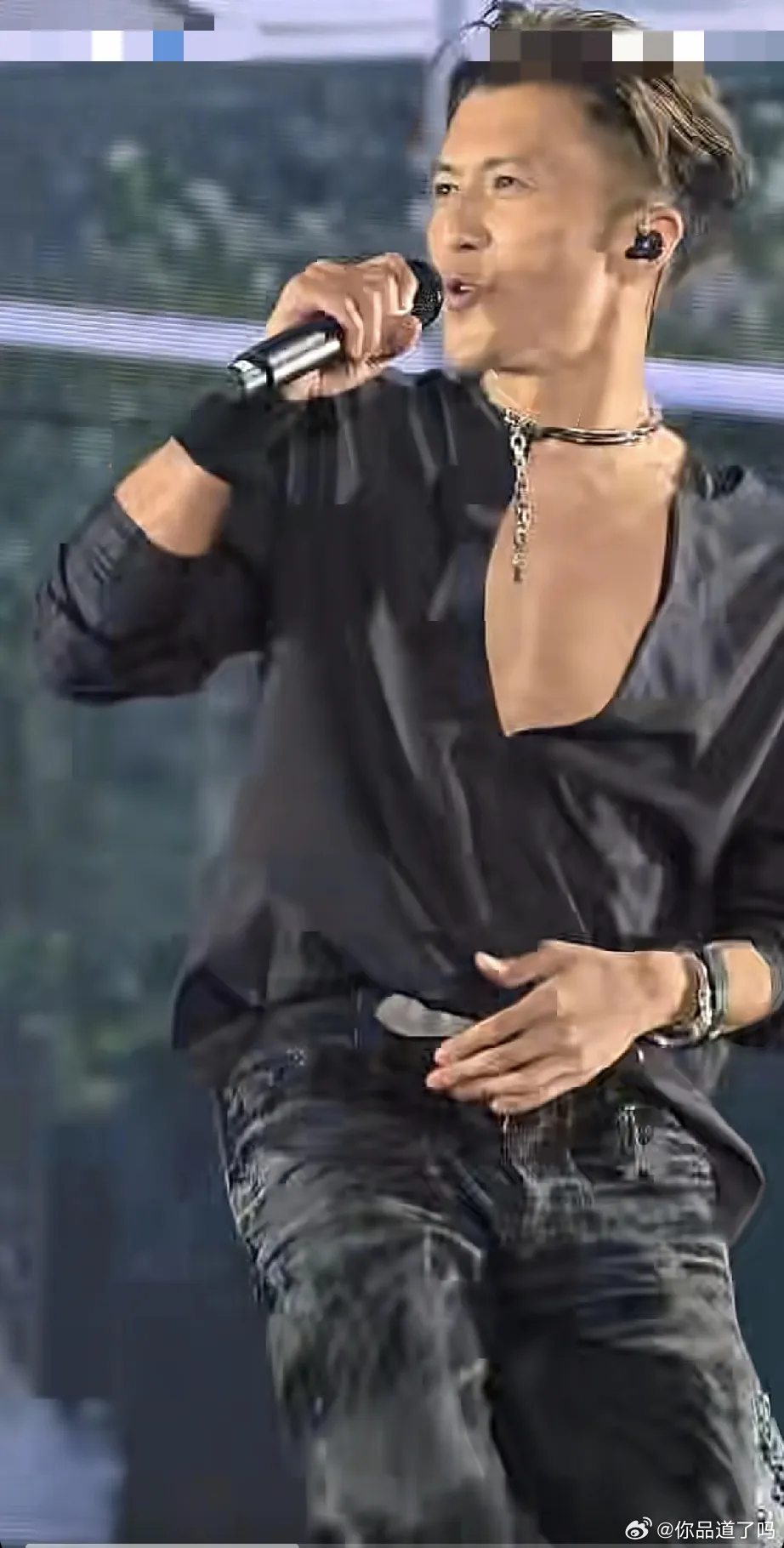 谢霆锋真豪气，深圳演唱会戴的项链是蒂芙尼的，要62万，全身都是名牌!3月20日，