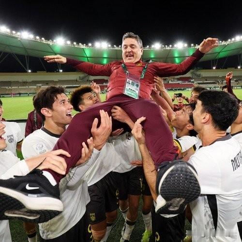 U23国足vs日本
 
U23亚洲杯焦点战来了！一边是传控老练的日本队，一边是拼