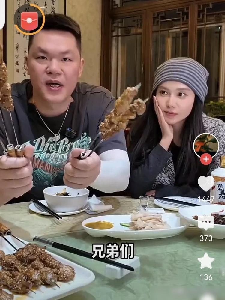 朱芳雨近日去北京出差，在北京约粉丝美娜见面，美娜人美，颜值爆表，有人说她已经 5