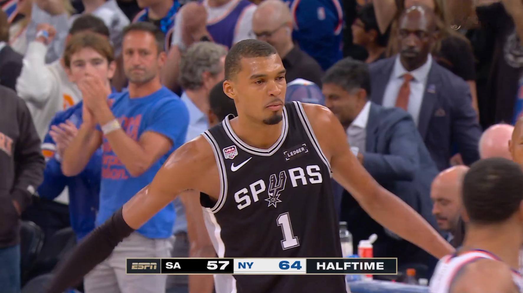 NBA 季后赛总决赛马刺对阵尼克斯BO7第三场，最后马刺客场以115:111获胜