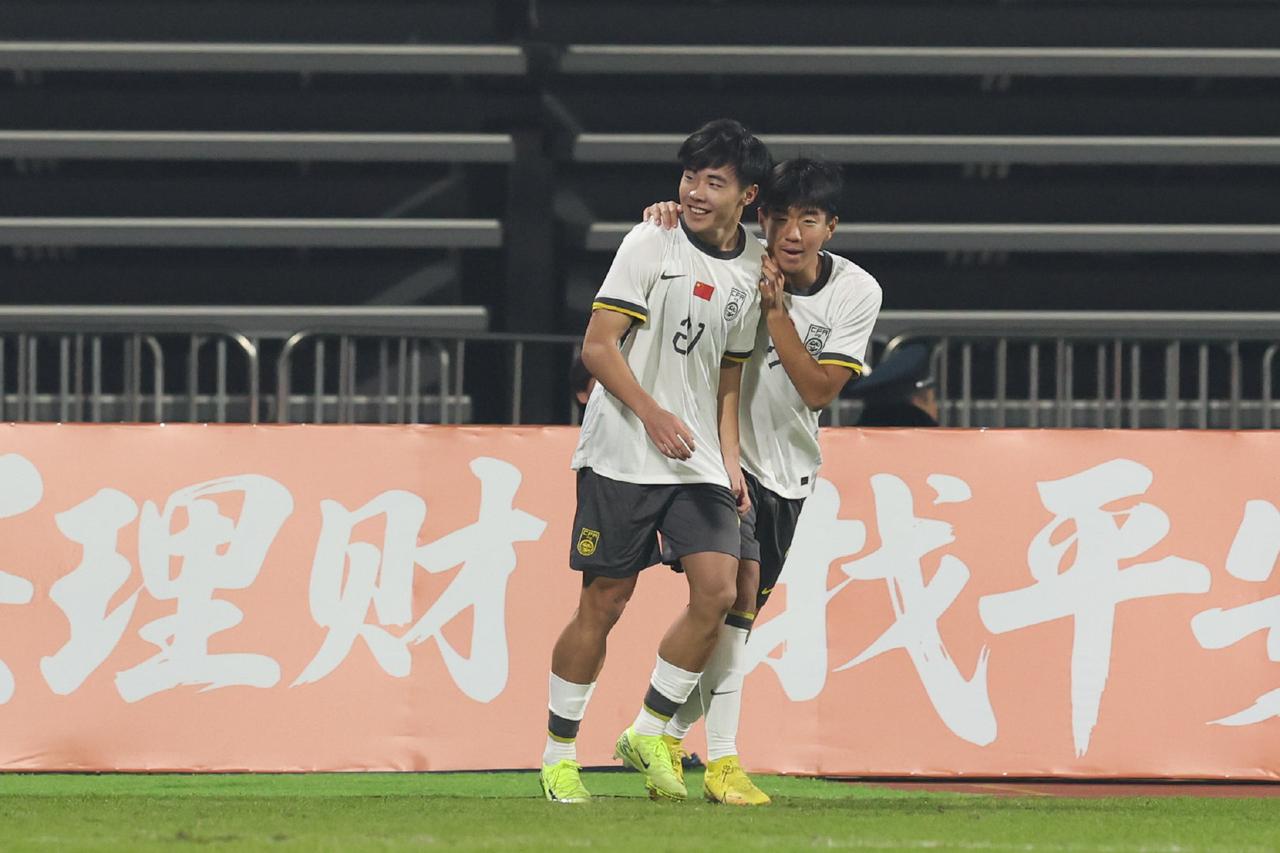 看看U17这帮小伙子们踢得有多好！数据说话：

全场射门比：25-0
打中横梁立