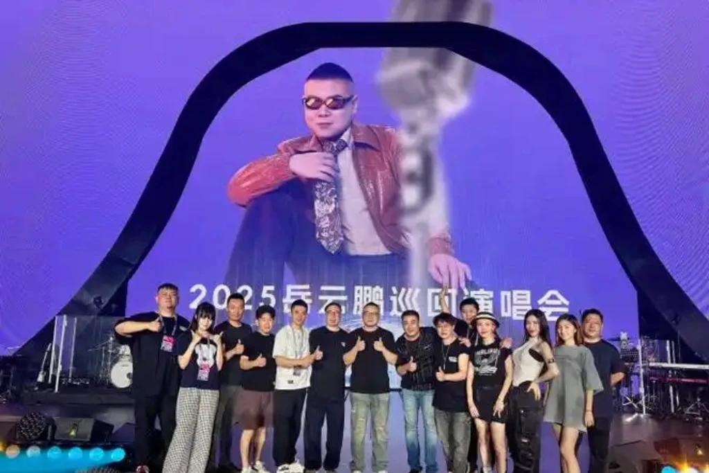 岳云鹏回老家开唱，那场面简直太暖啦！五姐大手笔包下大巴车，满载着老乡们的期待，一