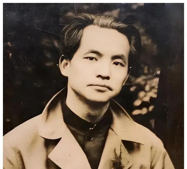 1909年，年仅15岁的邓中夏不得不娶大嫂为妻，但是大嫂已经和大哥成婚一年，感情