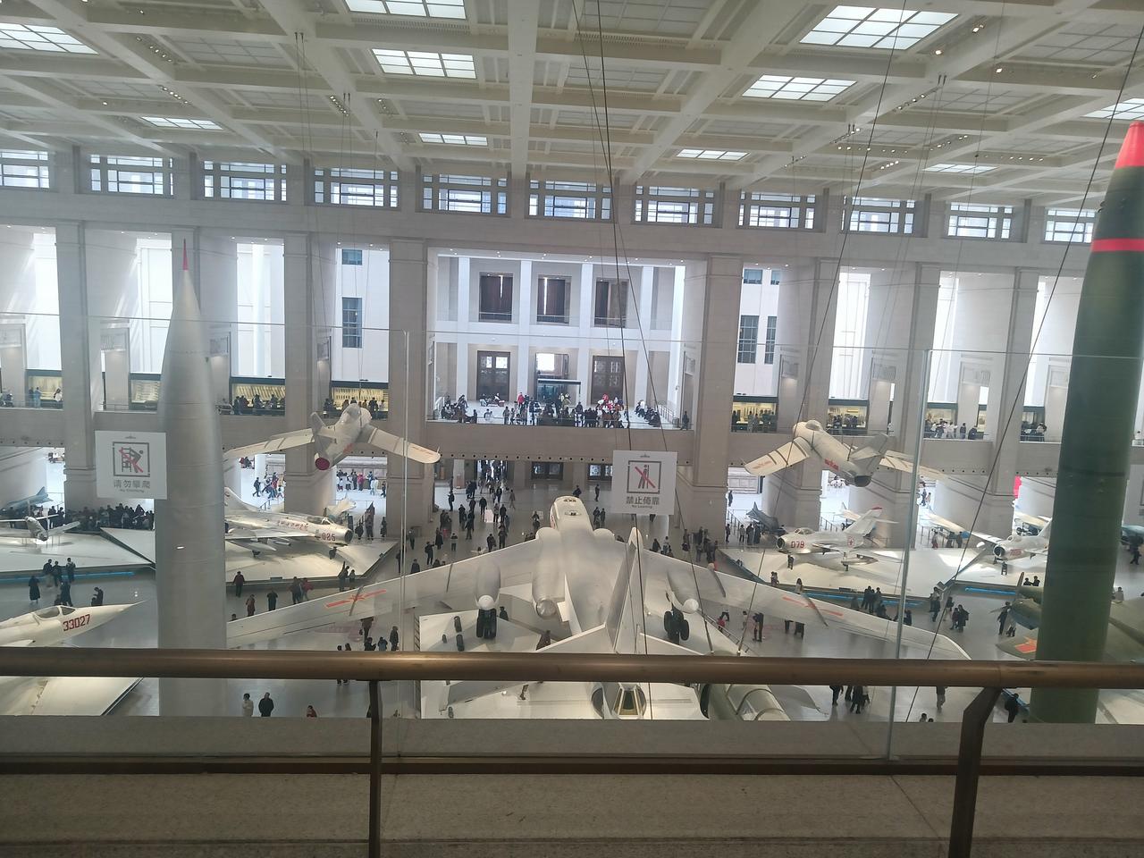 轰六轰炸机真大啊！
比我想象的还大，尤其是翼展。
什么时候我们的轰20能试飞？