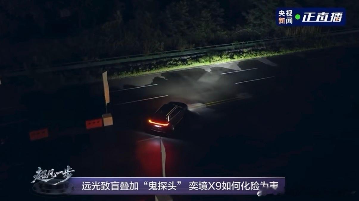 夜间开车最担心什么谁懂夜间开车的痛点 老旧小区窄巷子夜路，两侧停满车只剩一条缝，