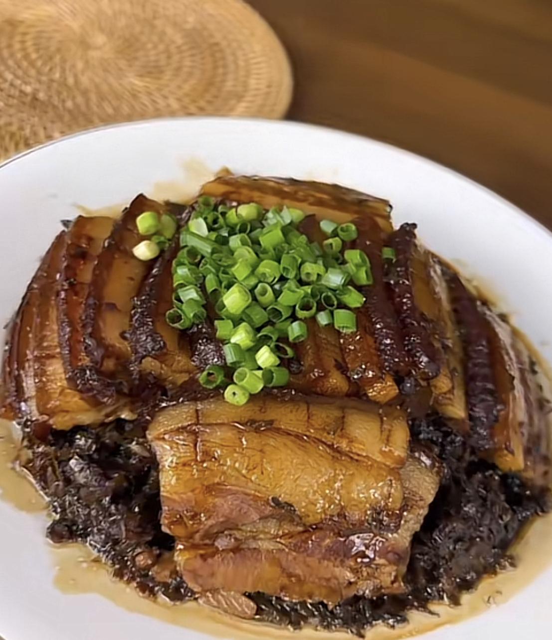 昨晚在佛山和朋友聚餐，在石湾一家饭店吃饭，那家饭店的生意非常火爆，一至三楼都是客