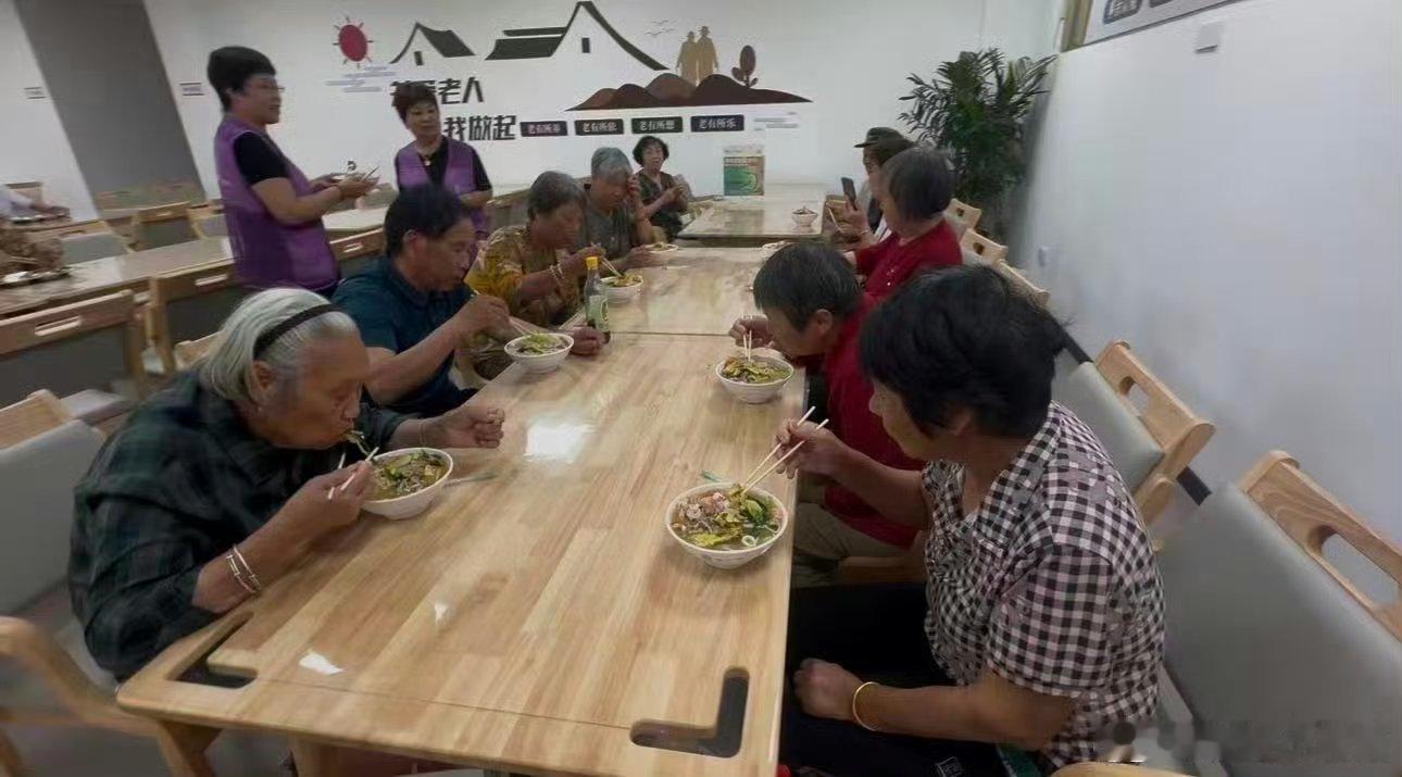 玉环花田嫂无人机送热饭 浙江玉环海山乡，由9个岛屿组成，老人超1500人。当地建