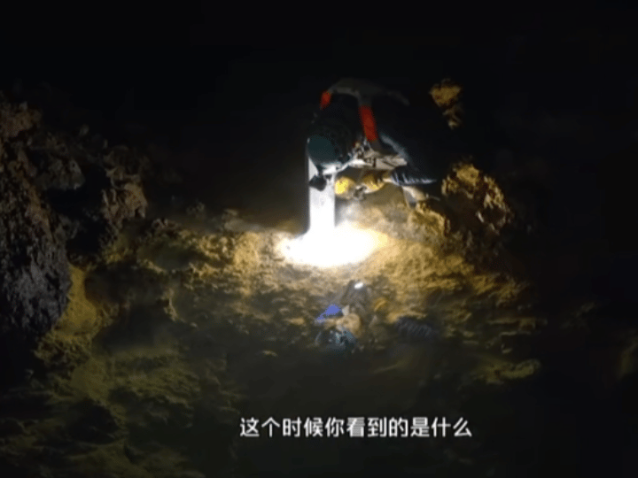 魏大勋新综艺一开场就高能。黑暗洞穴里，他仅靠手电照明摸索前行，那小心翼翼又故作镇
