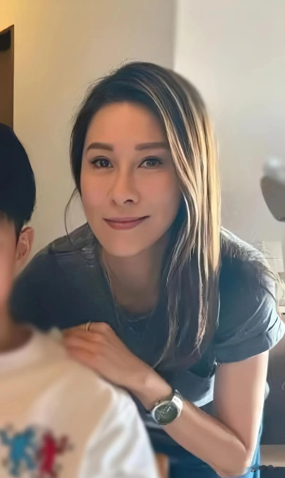昨天的娱乐圈很不平静，47岁女星黎淑贤，在家中烧炭自尽的消息传出后，众星纷纷哀悼