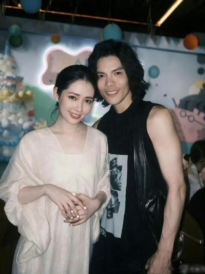 向佐街头偶遇镜头，他抱着几乎与人等高的猪公仔，笑着回应送老婆的理由“买给我老婆，