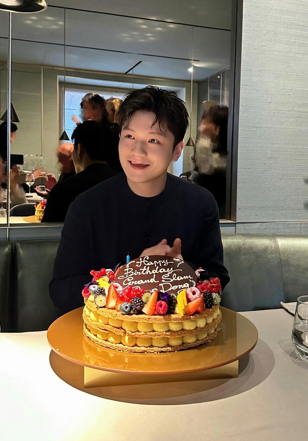 终于看到了樊振东生日的大蛋糕，还有小朋友一起举起来的小蛋糕，爱环绕！
29岁还像