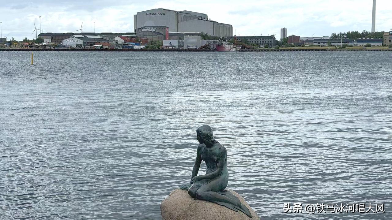 活到老，学到老，否则作业辅导不了！昨天，一老友在群里发了张旅游照——一女子踞坐在