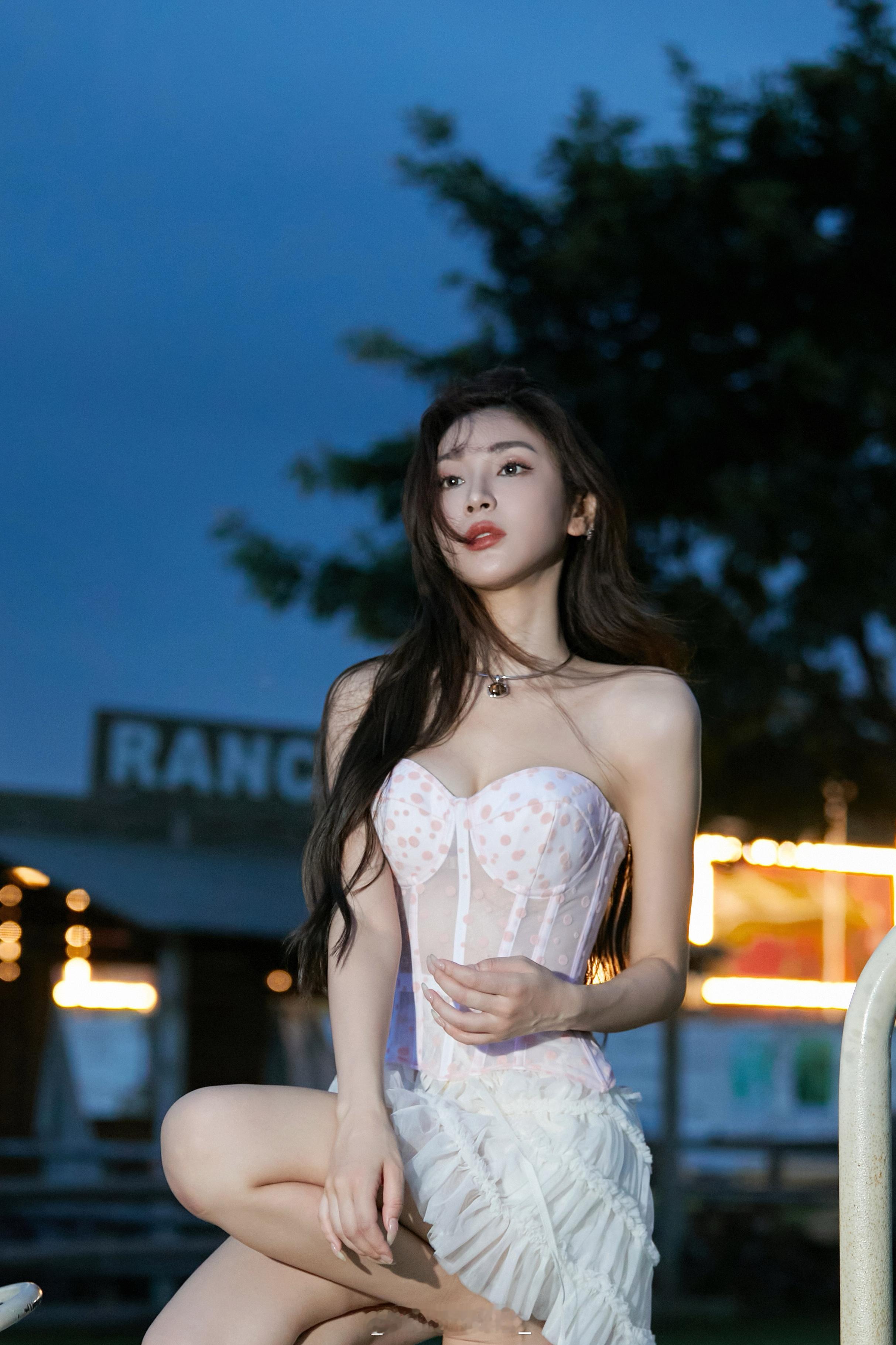 氛围感的夏日 今天是甜系小yo上线！留住夏日的甜🎀粉色波点胸衣 搭配蓬蓬裙～ 