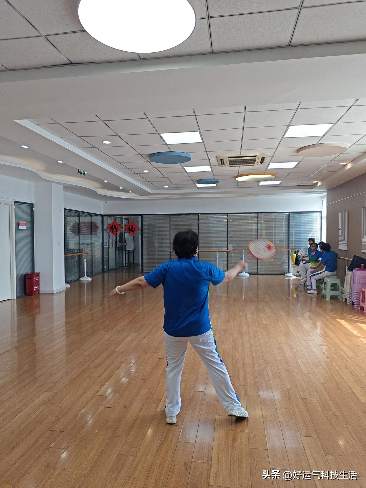 今早准时赴社区柔力球打球，队友们忙着打磨周五演出节目，我们不上场的人全程靠边站。