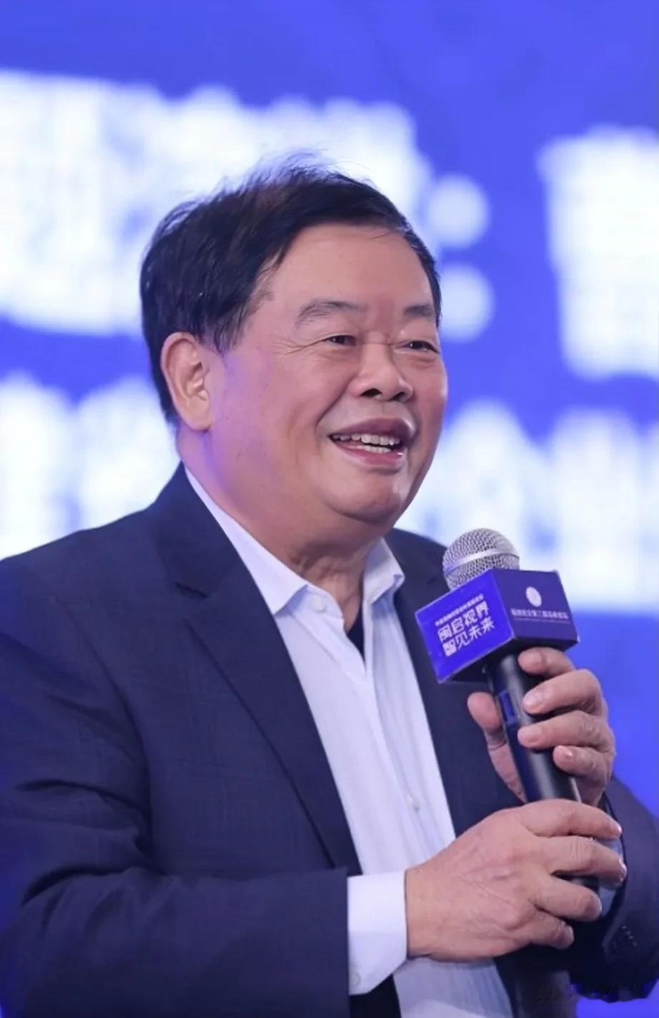 曹德旺说:我们做企业，最重要的有两点，第一遵纪守法，第二不要搞的天怒人怨，企业家